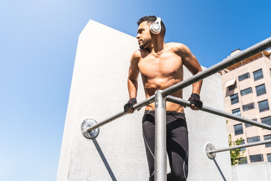 man training with own bodyweight