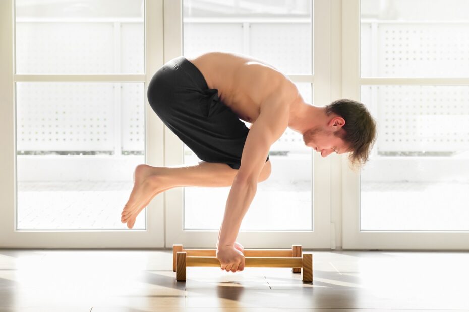 Calisthenics-Training: A picture showcasing a practitioner's dedication to calisthenics training, emphasizing the Tuck Planche.